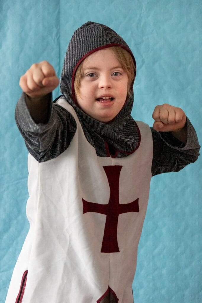 Junge als Ritter verkleidet