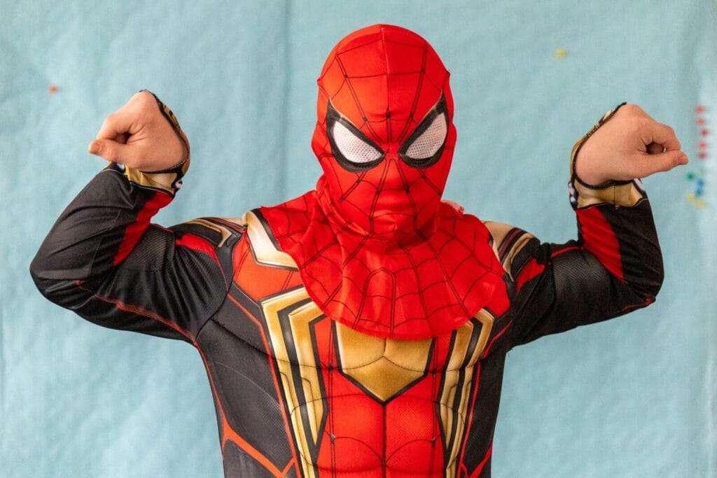 Junge als Spiderman verkleidet