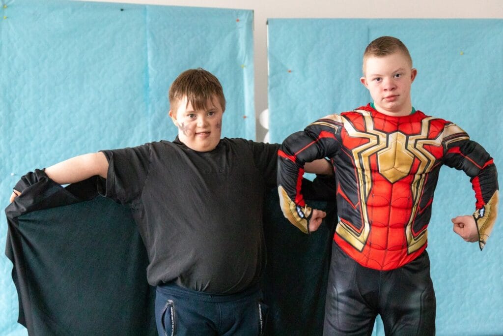 zwei verkleidete Jungen