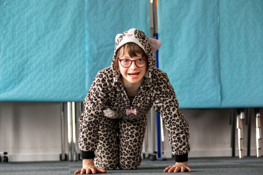 Mädchen als Leopard verkleidet