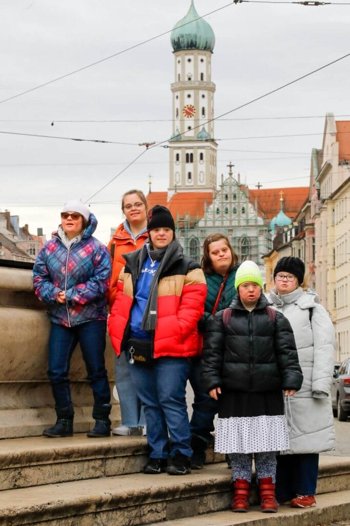 Gruppenbild der Gruppe Frauen-Club-Augsburg vor St. Ulrich