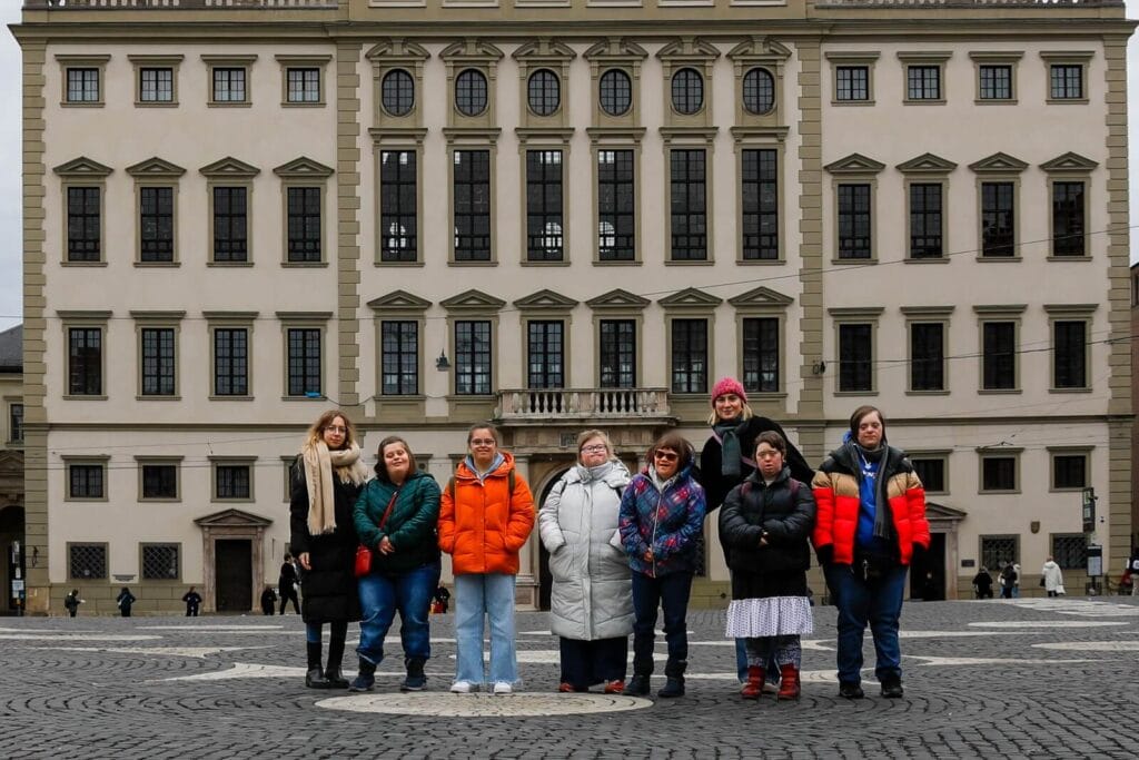 Gruppenbild der Gruppe Frauen-Club-Augsburg vor dem Rathaus