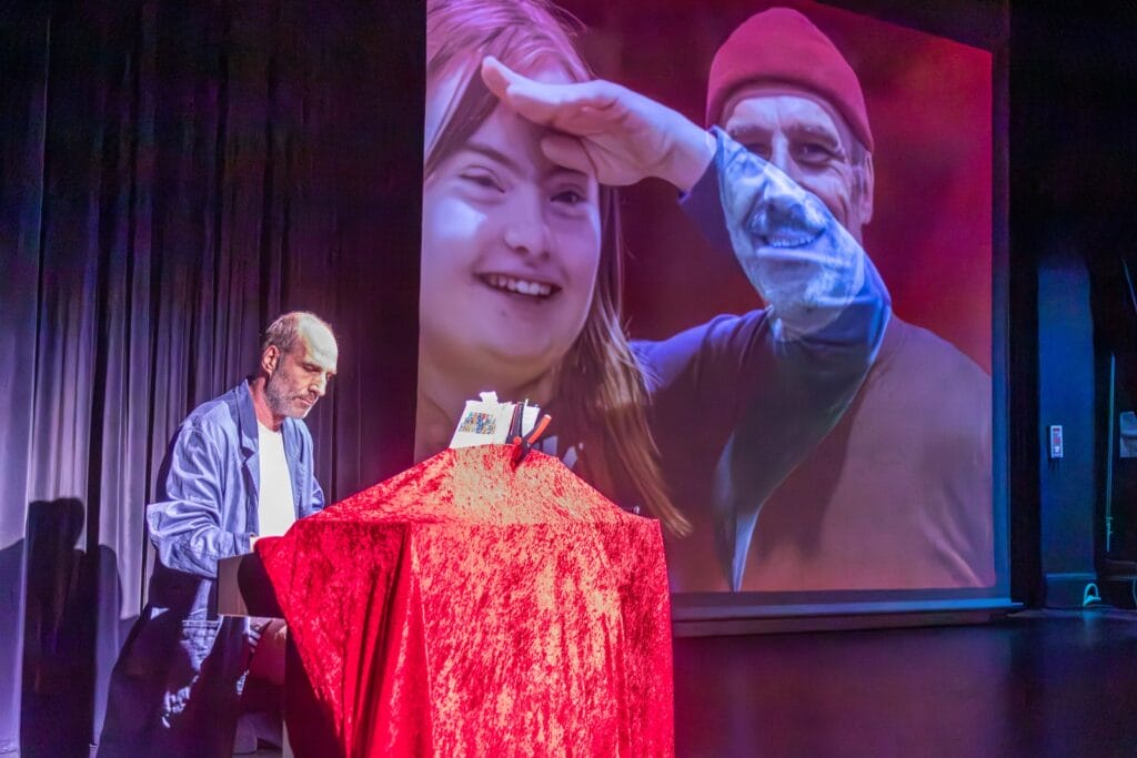 einsmehr Gruppe FreiSpiel21 Klavierspieler mit Foto Projektion im Hintergrund