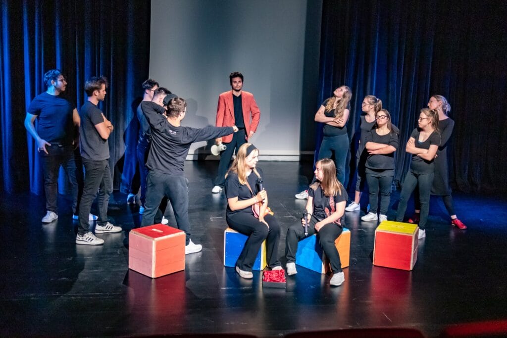 einsmehr Gruppe FreiSpiel21 bei Auftritt auf der Bühne