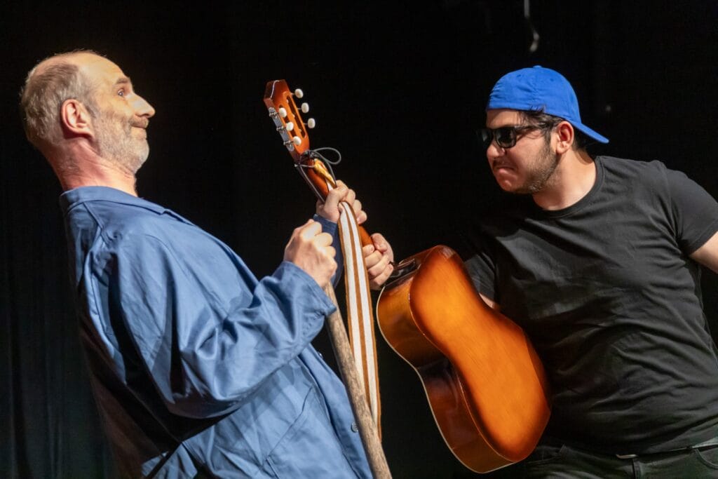 einsmehr Gruppe FreiSpiel21 , zwei Männer auf der Bühne mit Gitarre