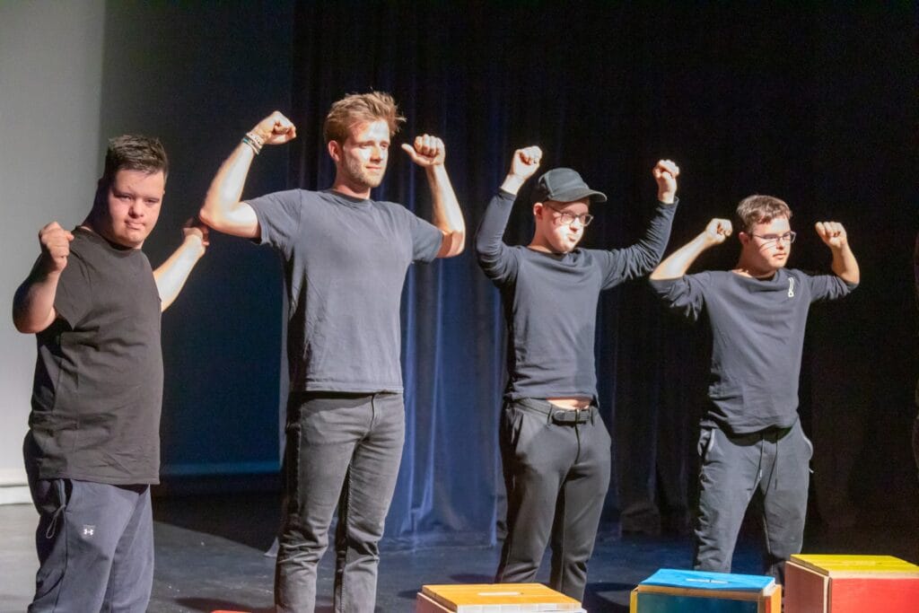 einsmehr Gruppe FreiSpiel21, vier Männer auf der Bühne