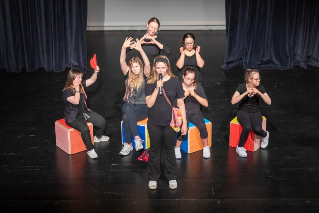 einsmehr Gruppe FreiSpiel21 Frauen auf der Bühne