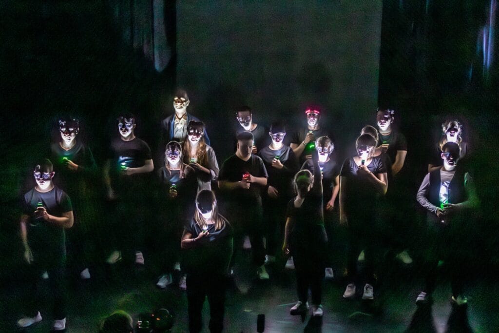 einsmehr Gruppe FreiSpiel21 leuchten ihre Gesichter mit Taschenlampen an