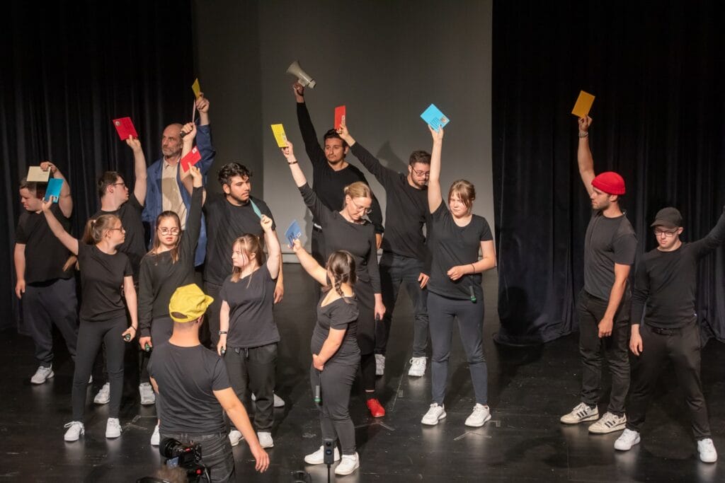 einsmehr Gruppe FreiSpiel21 halten bunte Briefe hoch