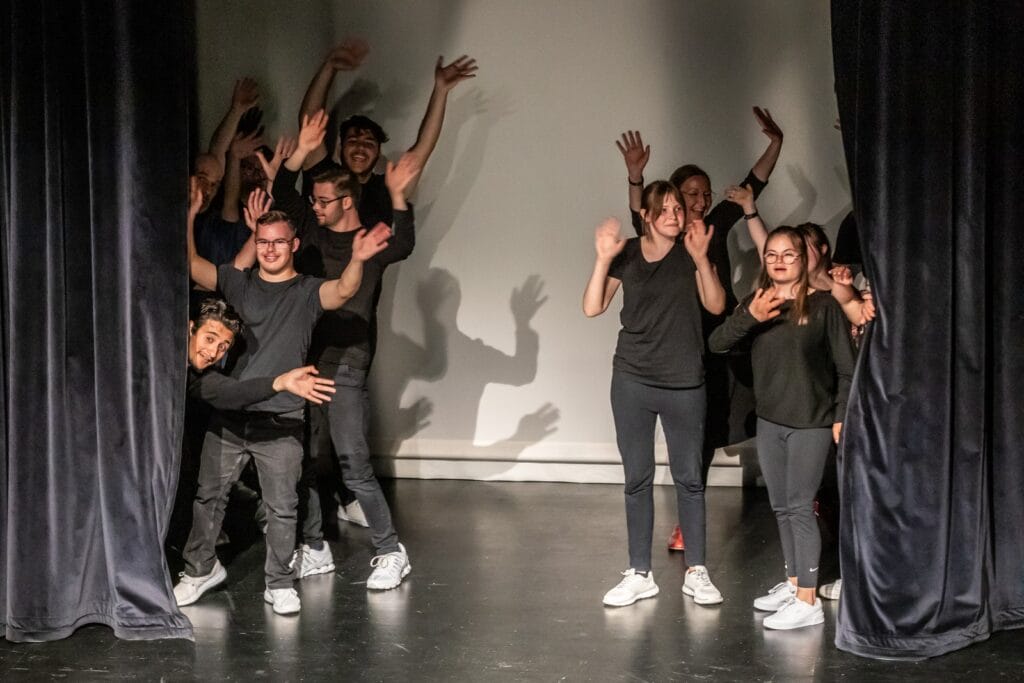 einsmehr Gruppe FreiSpiel21 auf der Bühne winken