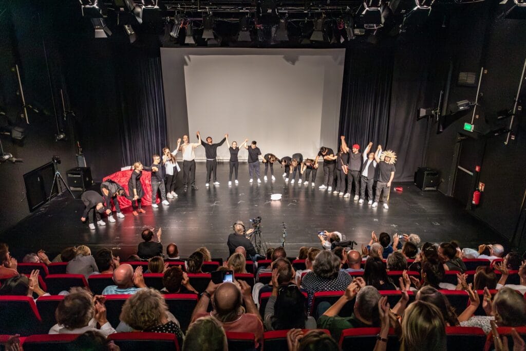 einsmehr Gruppe FreiSpiel21 auf der Bühne verbeugen sich