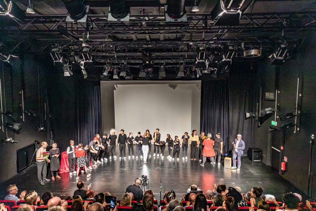 einsmehr Gruppe FreiSpiel21 auf der Bühne zum Abschluss