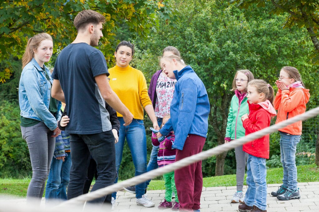 Gruppe mit Jugendlichen und Kindern bei einsmehr Freizeit