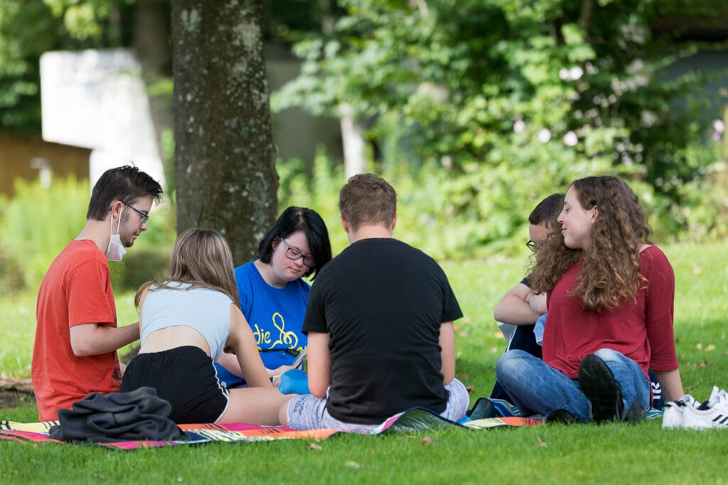 Gruppe von sechs Jugendlichen bei einsmehr Freizeit