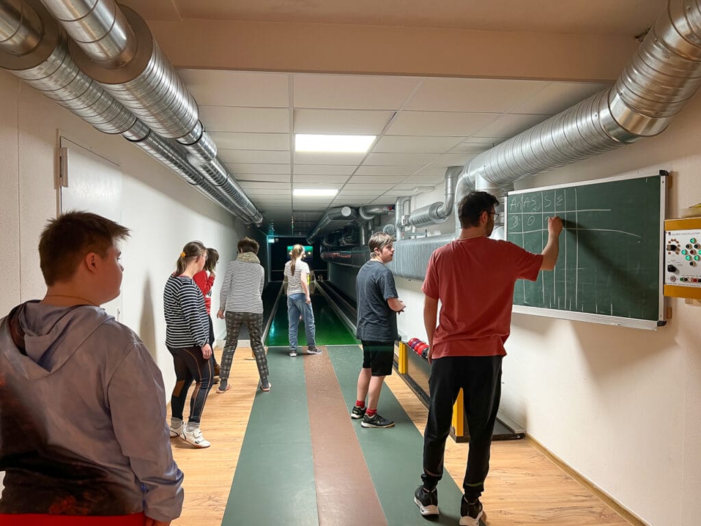 Gruppe beim Kegeln auf einsmehr Familienwochenende