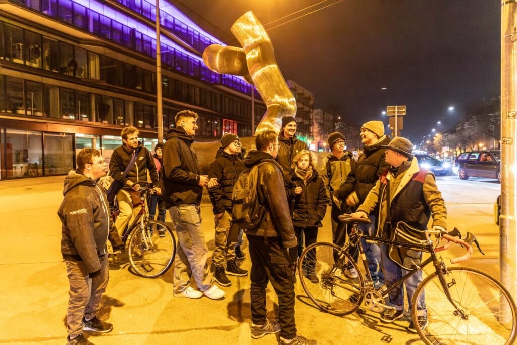 Gruppe Gästeliste einsmehr trifft sich nachts in Augsburg