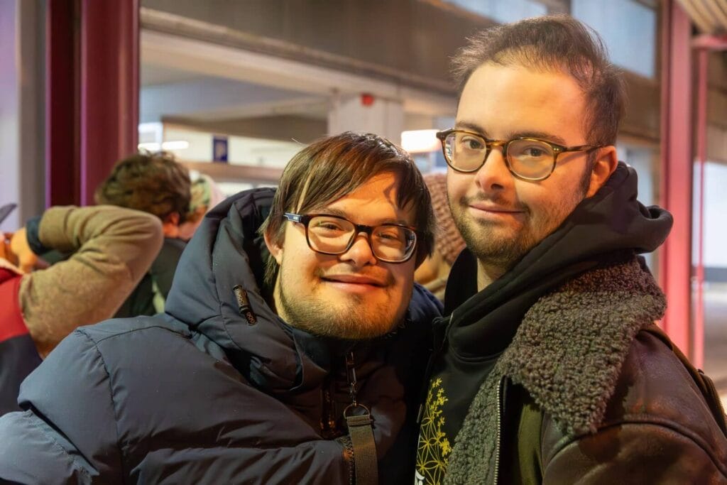 zwei Mitglieder der Gruppe Gästeliste einsmehr