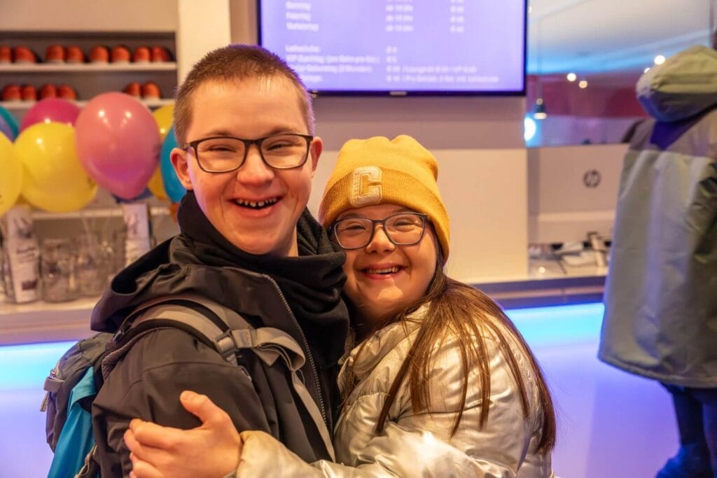 Mann und Frau der Gruppe Gästeliste einsmehr