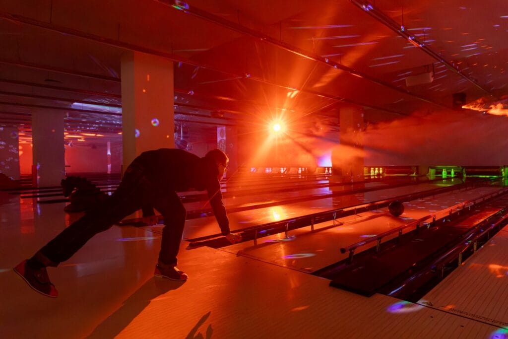 Mitglied der Gruppe Gästeliste einsmehr beim Bowling