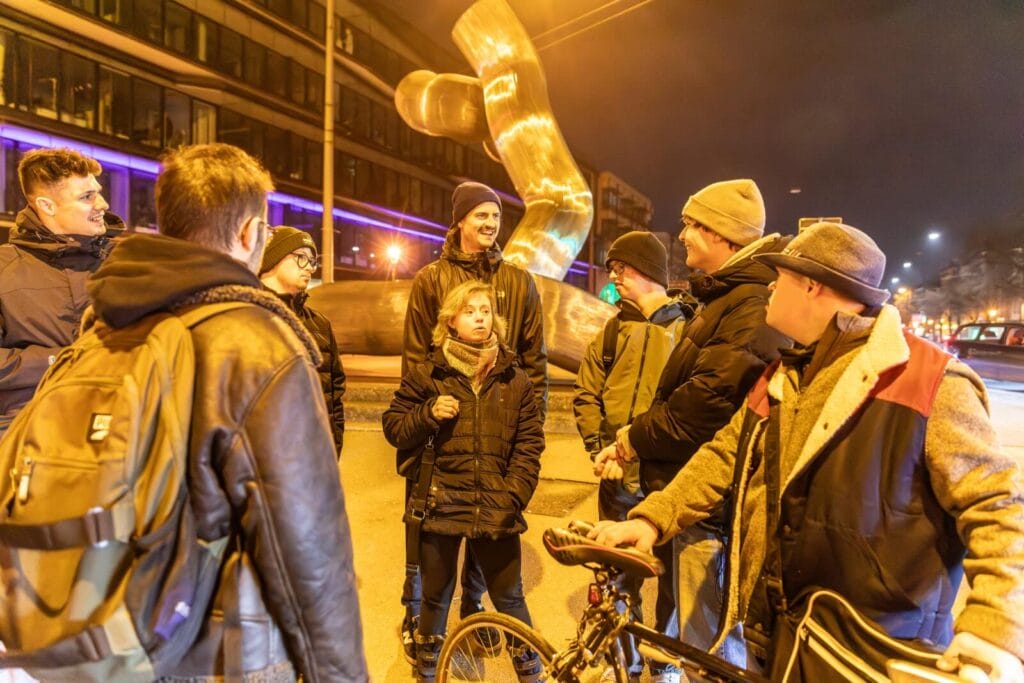 Mitglieder der Gruppe Gästeliste einsmehr treffen sich nachts in der Stadt