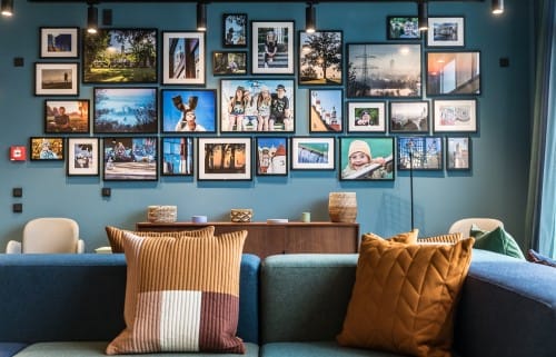 Hotel einsmehr Lobby mit Bilderwand