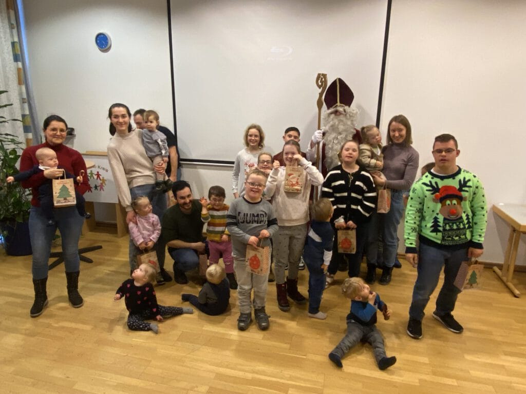 Weihnachtstreff, Nikolaus mit Kindern und Eltern