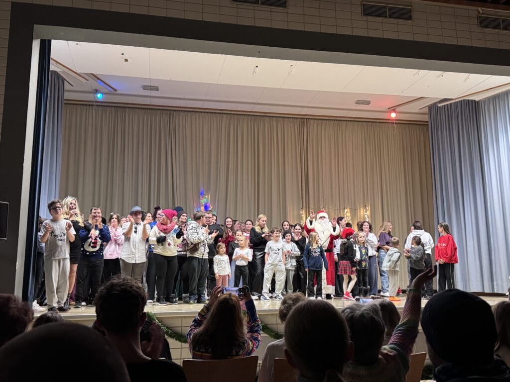 Weihnachtstanzen, Tanzgruppe