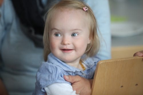 kleines Baby mit Down-Syndrom