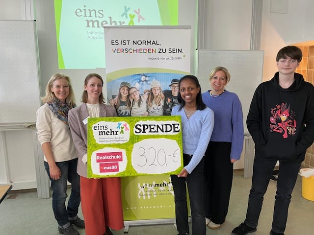 Spendenübergabe von der Realschule Neusäß an einsmehr