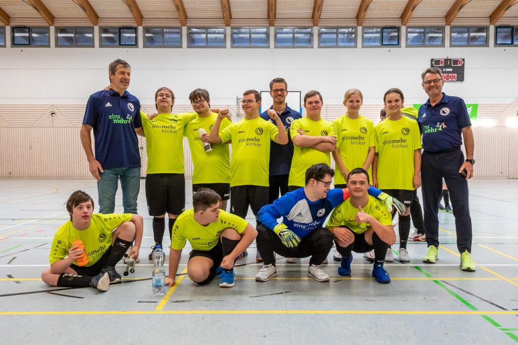 Gruppenbild einsmehr Kicker mit Trainern