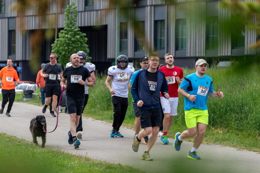 Läufer beim Lauf einsmehr 2025 - einige davon in American Football-Montur