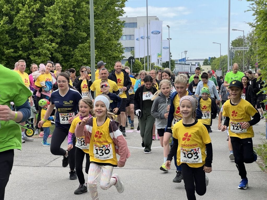 Der Start des Lauf einsmehr 2025 - die Läuferinnen und Läufer sind sichbar mit Freude dabei!