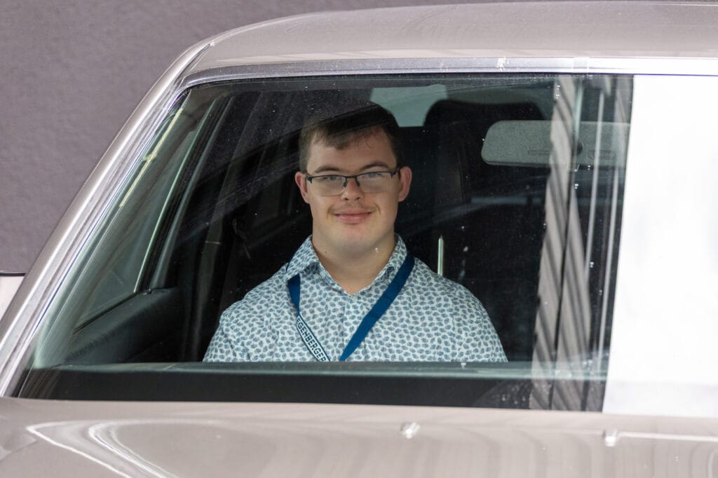 Glückliches Gesicht bei der Oldtimer-Ausfahrt