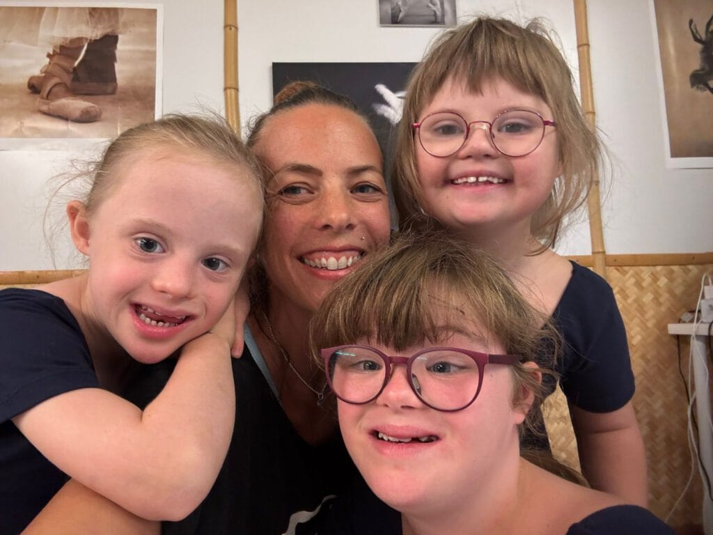 Kinder beim Ballettunterricht mit Lehrerin