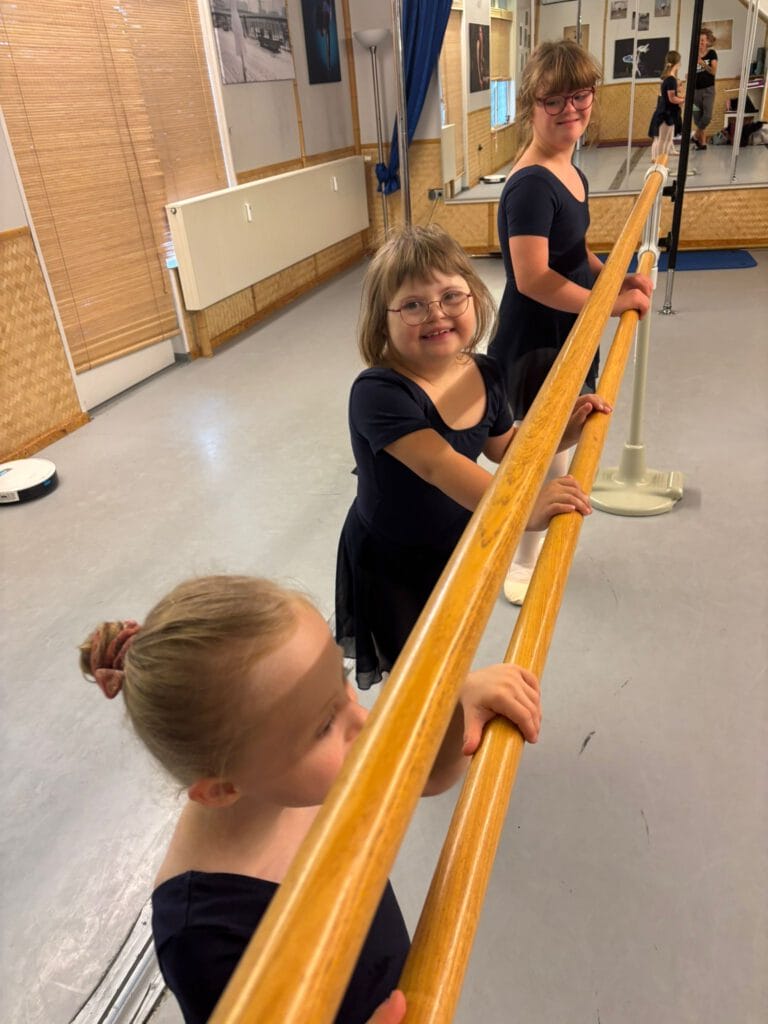 Kinder beim Balletunterricht