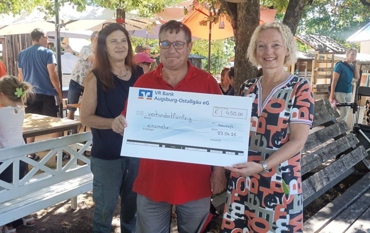 Timo Wank übergibt die Spende an Karin Lange vom Verein einsmehr