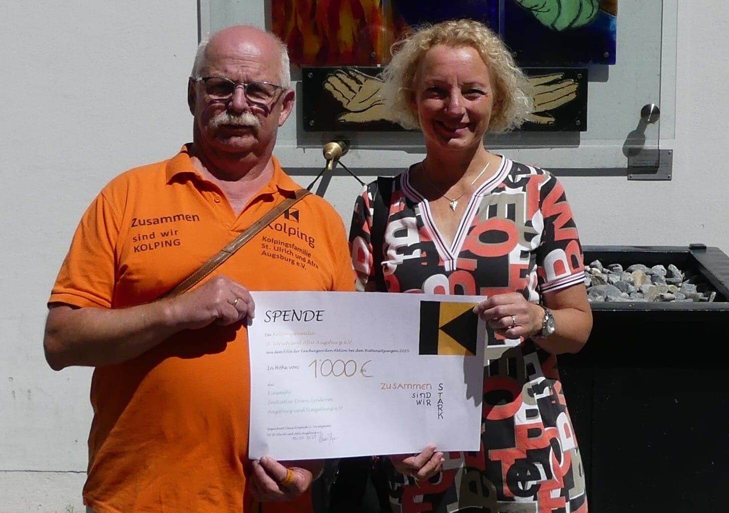 Spendenübergabe von der Kolpinkgfamilie St. Urlich und Afra an den Verein einsmehr