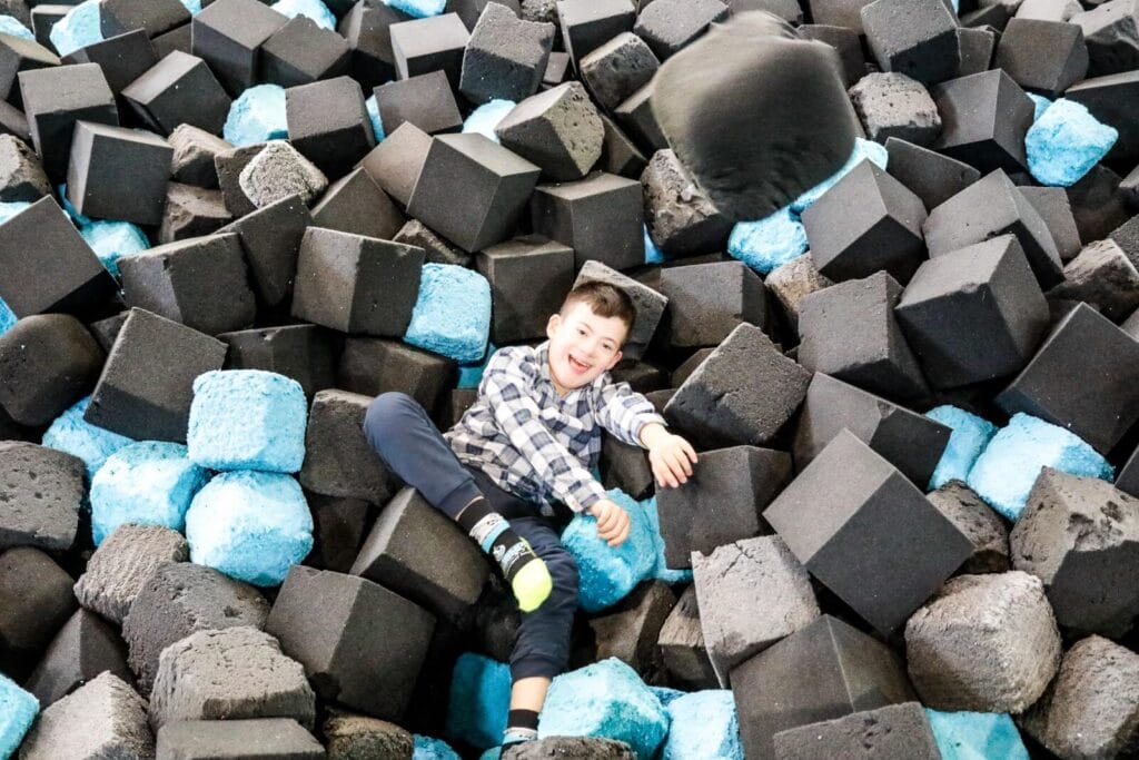 Junge der einsmehr Gruppe Sport & Fun in der Schnitzelgrube im Big Jump