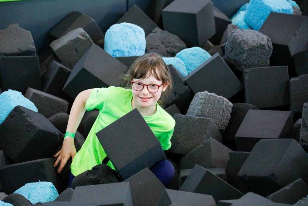 Mädchen der einsmehr Gruppe Sport & Fun in der Schnitzelgrube im Big Jump