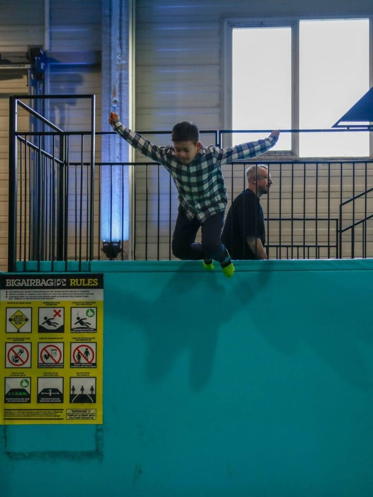 Junge der einsmehr Gruppe Sport & Fun springt im Big Jump