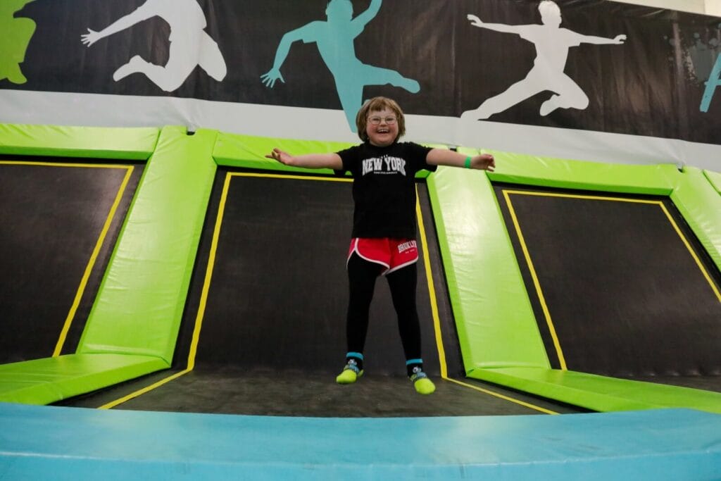 Mädchen der einsmehr Gruppe Sport & Fun im Big Jump