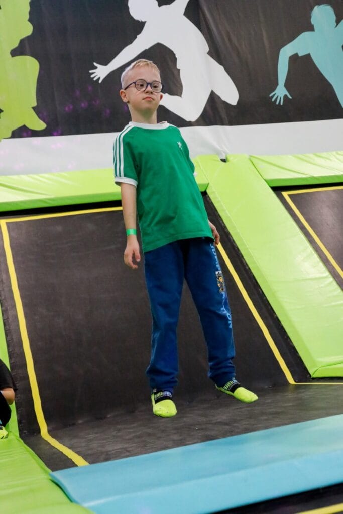 Junge der einsmehr Gruppe Sport & Fun im Big Jump