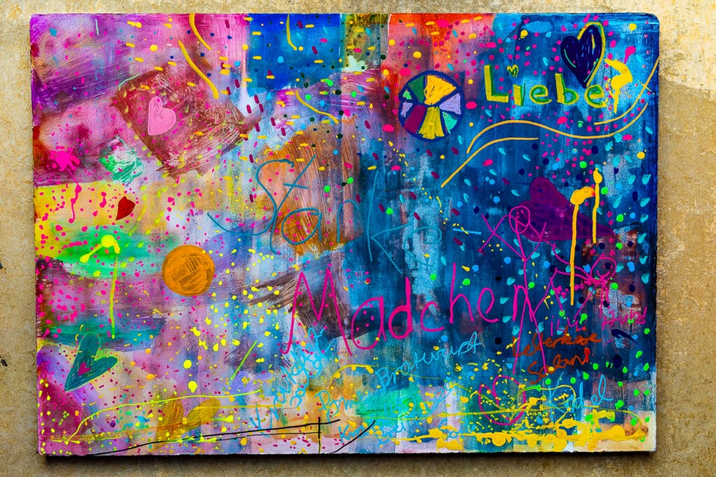 Buntes Bild mit der Aufschrift "Starke Mädchen"