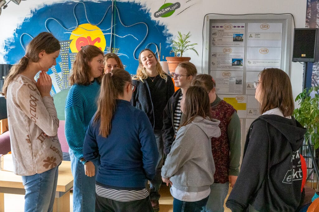 Starke Mädchen Gruppe steht in Kreis zusammen