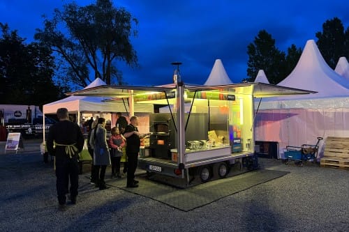Backmobil einsmehr Team im Einsatz bei der Zubereitung von Flammkuchen