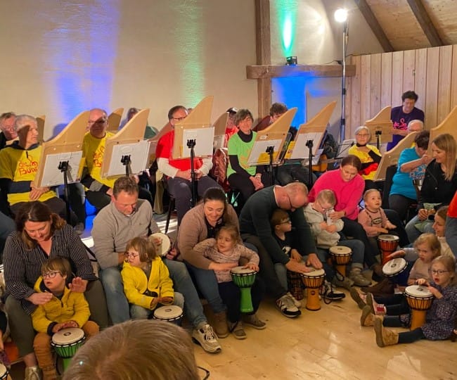 einsmehr Trommelgruppe Kinder mit Eltern spielen Trommel