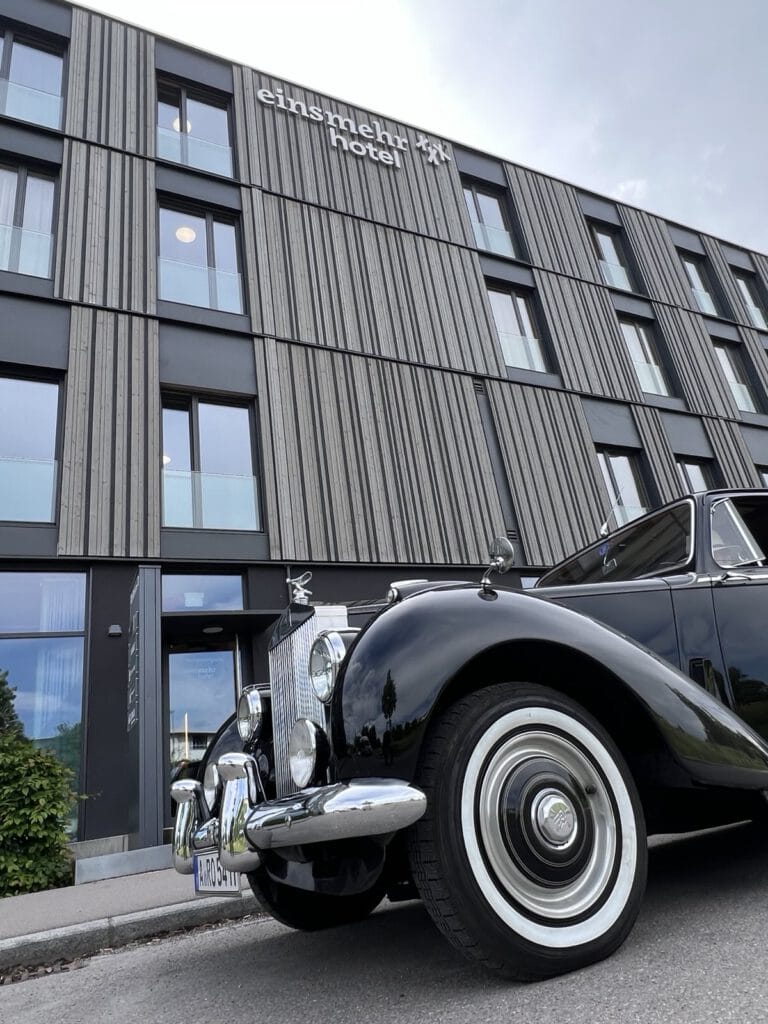 Rolls Royce vor dem Hotel einsmehr