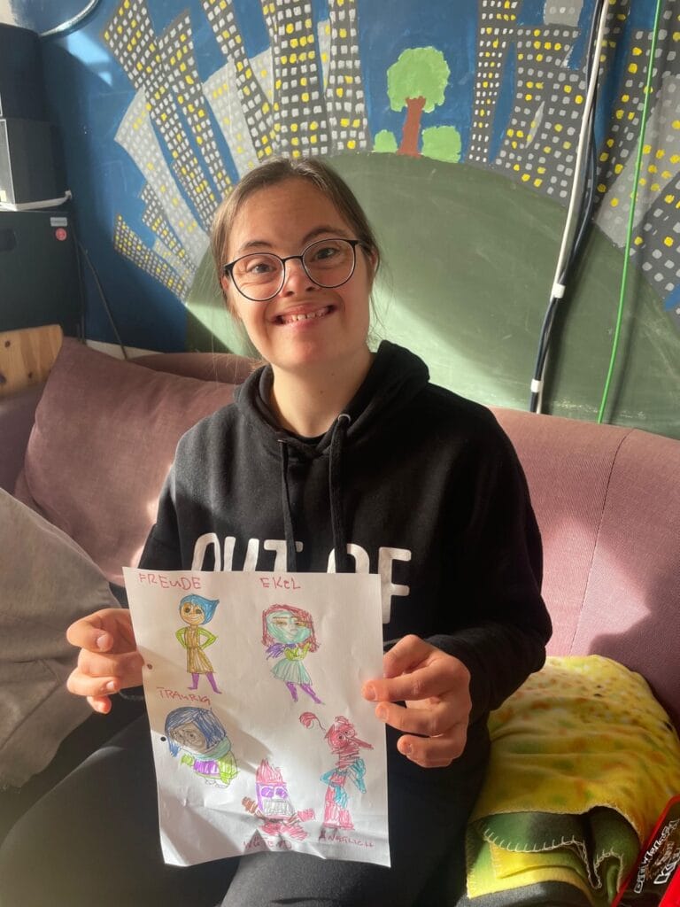 Mädchen zeigt selbst gemaltes Bild zu Gefühlen